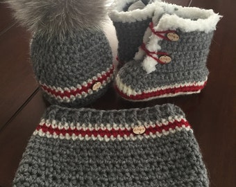 Tuque cache cou bottines en laine faits a la main produits du quebec avec pompons fourrure recycler