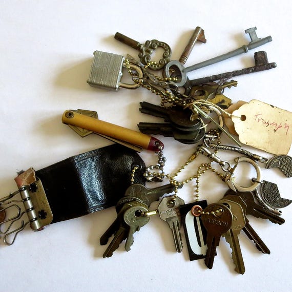 20 vintage keys Old odd keys Mixed keys Collection of keys Old