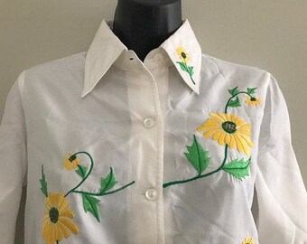 Vintage White Long Sleeved Button Up Blouse with Embroidered Sunflowers / White Shirt with Daisy Floral Print Tunic Style Blouse Size Large