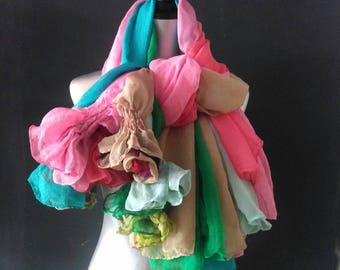 Bufanda seda con flor en un extremo. NUNO SCARF COLORFULL