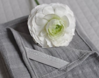 Baby burp cloth in grey. Hand made burp cloth for babies. Langé bébé gris.