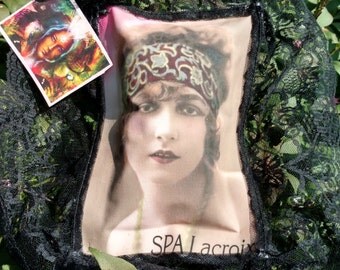 Sachet filled with potpourri pillows with a gift tag