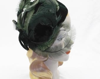 1940s Vintage Green Velvet with Feathers Side Tilt Hat