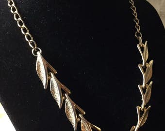 Very Gold Tone Linked Leaves Choker Necklace Unsigned 1950's 1940's Nature Inspired Feminine