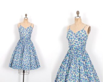 Vintage 1950s Dress / 50s Blue and White Floral Print Dress / Full Skirt ( XS S )