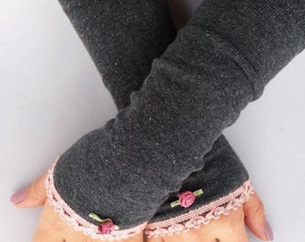 Arm warmers, fingerless gloves in grey with ruffle in pink and rose