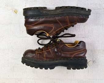 1990s LEI Platform Shoes Sz 7 Vegan Faux Leather Oxford 90s Platform Sneakers Brass Grommets Brown Lace Up Platform Shoes Hi High Profile