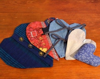Blue "heartoshka" - Heart-shaped cushion for fine motor skills - Button, zipper, shoelace... - Recycling - Upcycling - Handmade in Iceland