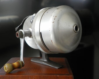 Shakespeare Wondercast fishing reel, no 1797 level wind push button