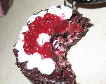 Chain with delicious chocolate cake + earrings