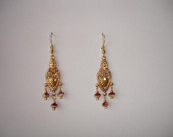 Earrings - Boucles d'oreilles chandeliers dorées et perles facettées en verre framboise