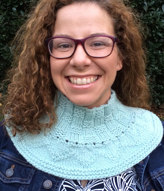 Extra Extra Cowl - quick top down cowl knit in the round with three stitch pa...