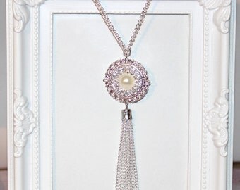 Vintage/flapper/Gatsby/1920's Long pearl, diamante, silver necklace & tassel