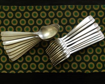 Couverts en métal argenté 8 cuillères à soupe et 8 fourchettes avec poinçon et dessin coquillage