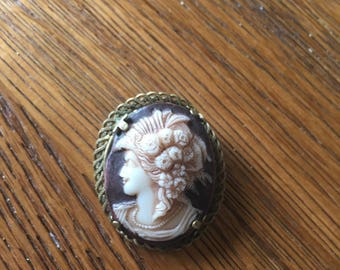 Vintage Cameo Brooch - victorian women portrait - gold/bronze tone / brown / white