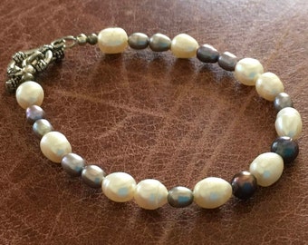 Gray and white cultured pear bracelet