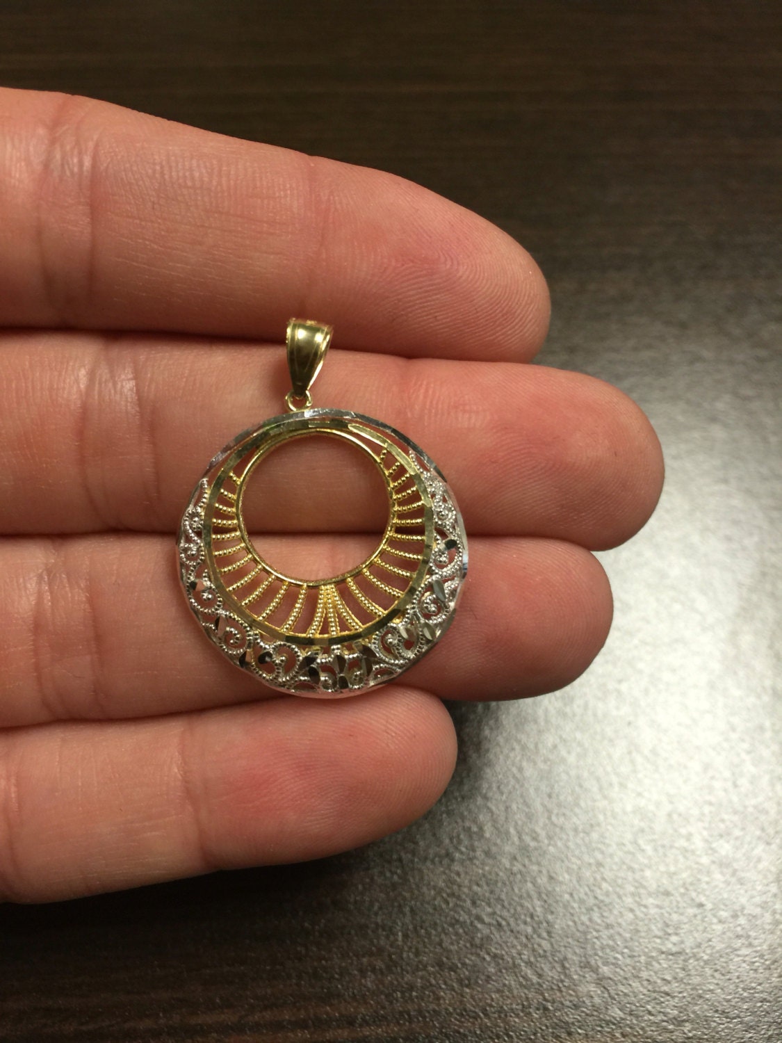 14k White Gold Round Fashion Pendant Necklace