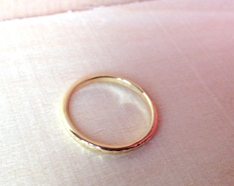 Bague ALLIANCE anneau fin légèrement martelé en plaqué Or 18K
