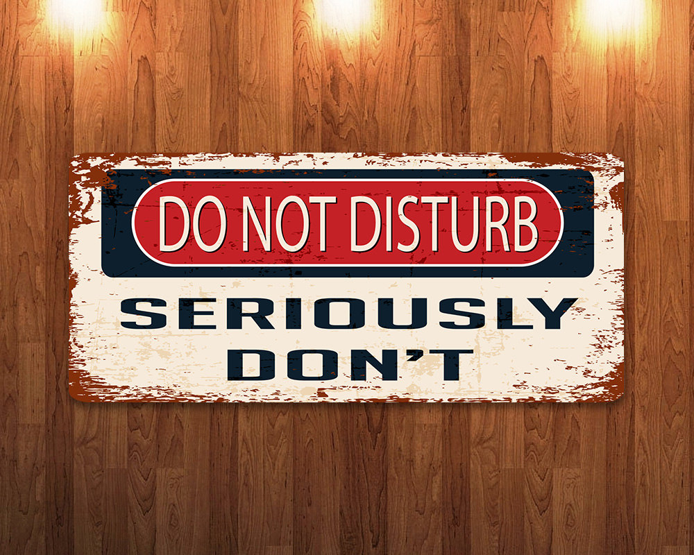 Вывеска дон. Табличка don't Disturb. Not Disturb табличка. Do not Disturb sign. Don't Disturb игра.