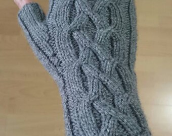 Mittens one size stretchable in grey color