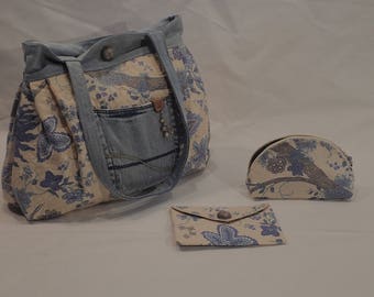 Pleated bag padded with its accessories