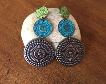 Flash back to the 70's with these fun metal dangle earrings.