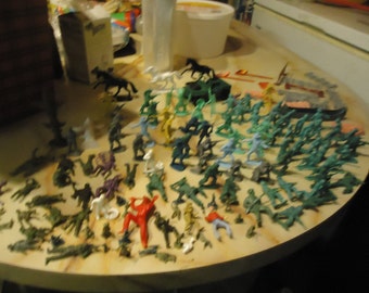 Vintage Lot Of Over 130 Plastic Toy Soldiers Cowboys Indians & Pieces To Play sets, collectable