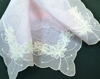 VINTAGE WEDDING HANKIE Pale Pink Linen and Tambour Lace, Floral Applique at Each Corner Scalloped Edge, Excellent Condition