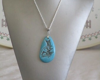 Charmant collier avec pendentif en céramique "Une goutte en céramique ornée d'un Kangourou"