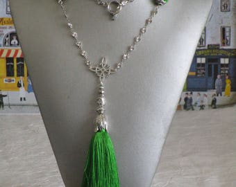 Ravissant collier pompon en soie monté sur chaine fantaisie "Bouddha"