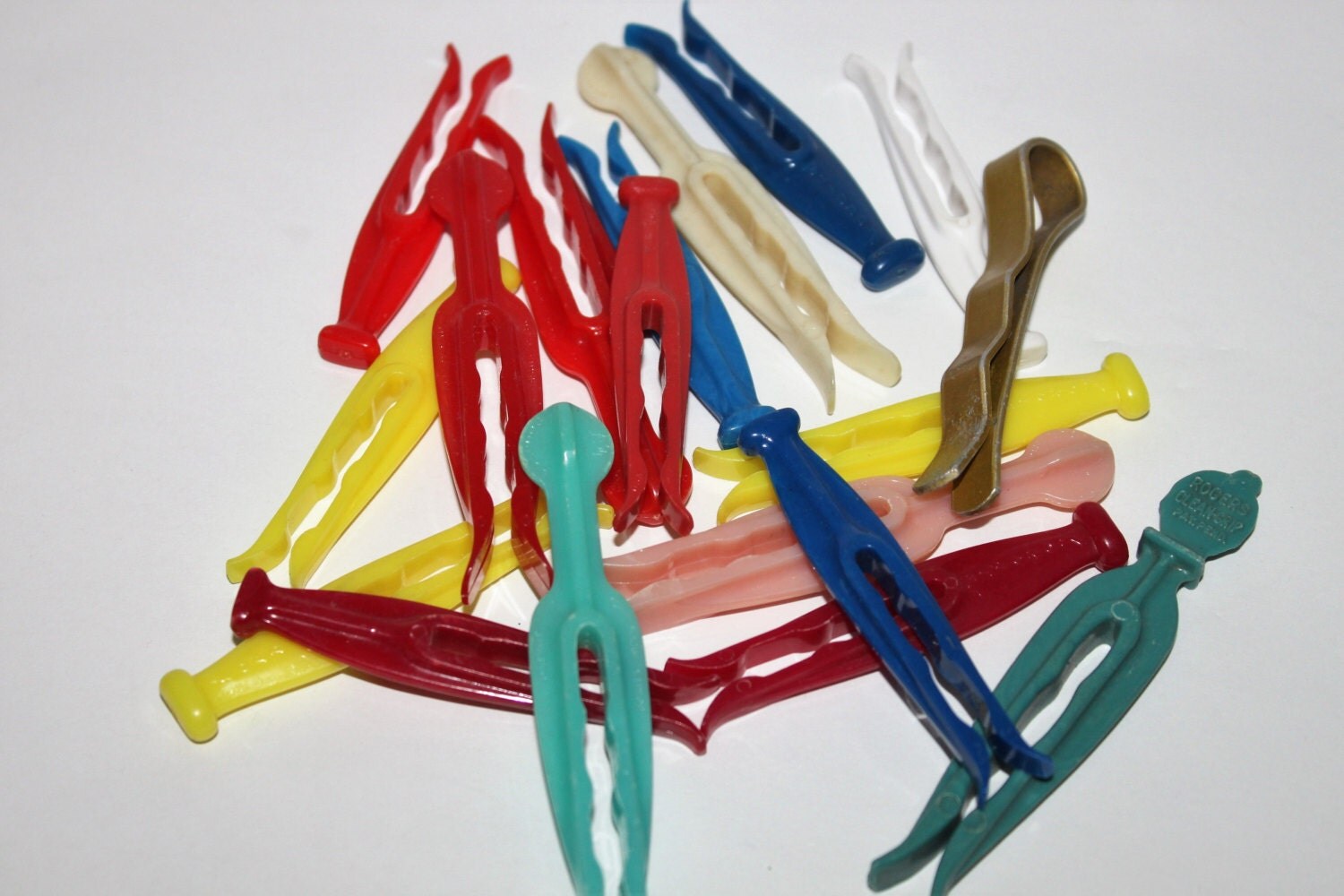 Vintage 1950s Plastic Clothespins Kordite, Bulldog and Rogers CleanGrip