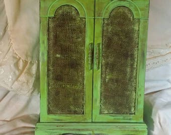 Vintage jewelry box. Jewelry box. Jewelry storage. Lime green jewelry box. Rustic jewelry box. Antique jewelry box. Country. Rustic. Box