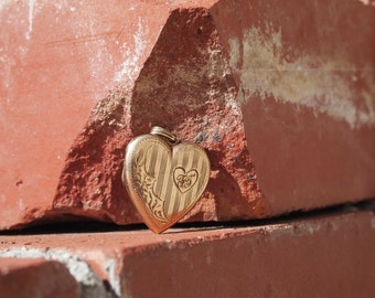 Heart Locket 10 kt Gold Etched Design 1940s