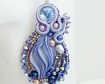 Pendientes de Swarovski, azul pendientes, pendientes de declaración, bordado del grano, seda shibori, hecho a mano, plomo y niquela libremente.