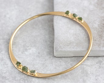peridot bracelet / peridot bangle / peridot jewelry / august birthstone jewelry / sculptural jewelry / statement bracelet / raw gemstone