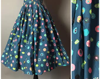 Vintage 50s skirt / 1950s skirt / novelty print skirt / pleated skirt / cotton skirt / M5241