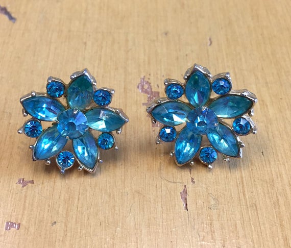 Vintage 1950s 1960s Blue Floral Rhinestone Screw Back Earrings 8690