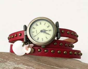Bracelet montre femme rouge clouté, montre de poignet rouge,nacre et coquillage de Tahiti