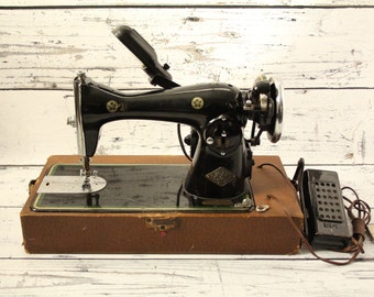 Vintage Royal Deluxe Sewing Machine Black Body Brown Carrying Case C24743 Model Industrial