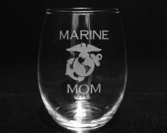 United States Marine Corps mom etched wine glass ~ Marine mom gift ~ Military gift for mom ~ Custom etched wine glass ~ USMC mom wine glass