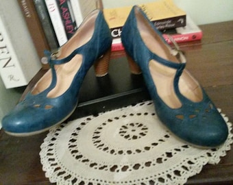1920s /flapper style blue Mary Janes.sz 39. Reduced to 10e