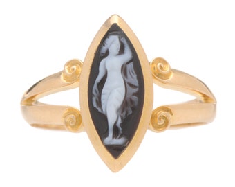Victorian Black & White Cameo Ring/18KT Gold and Hardstone Cameo/Handcarved English Antique Ring/Navette Cameo Ring