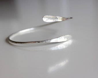 Adjustable Hammered Wraparound Silver Bangle, Open Crossover Bangle, Hammered Solid Silver Bangle, Silver Wrist Bracelet, Silver Jewelry