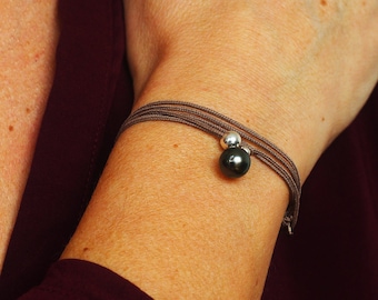 Bracelet collier avec une perle de Tahiti et argent sur cordon taupe Clochette