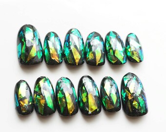 Shattered glass nail, glass nail art, broken glass nail, glass horoglam nail, false nails, hottest nail art trend, cool nail, trendy nails,