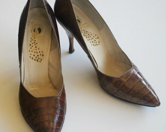 Stuning Vintage 1960's Alligator PUMPS...Peacock Shoes...Size 7.5...Gorgeous!