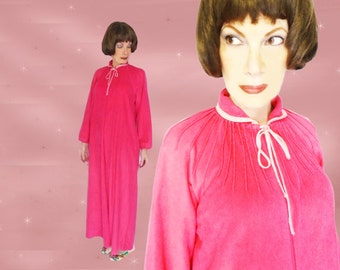 Plus Size Robe Is a Full Length Robe, a Plush Fleece Robe, 60s Pink Bathrobe, Oversize Housecoat That Zips Up, Plus Size Dressing Gown