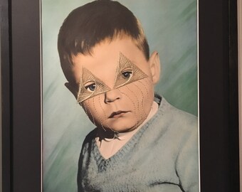 Années 40 photo vintage français portrait enfant colorisé grand format broderie fil d'or motif géométric "hugo"