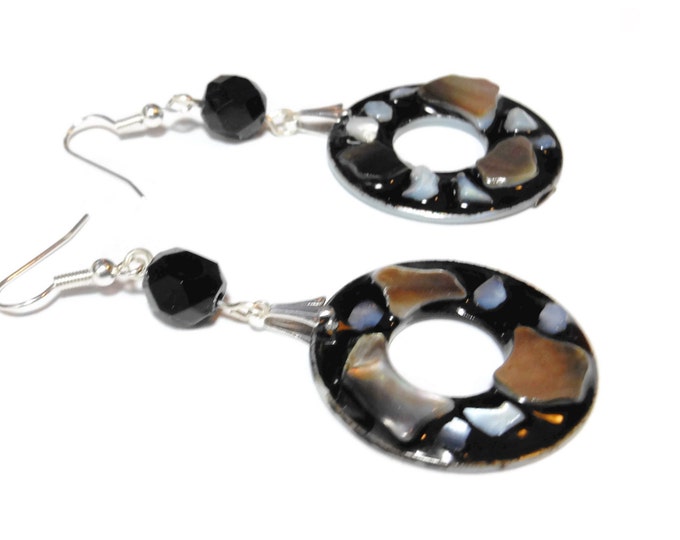 FREE SHIPPING Black lip shell earrings, mother of pearl, lip shell in black resin, vintage glass beads, silver plated, donut shaped pierced