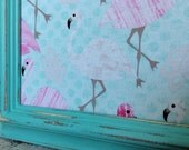 Babillard aimanté recouvert tissu de flamands roses organisation mémo photos décor mural tableau d'affichage à aimants chambre fille mint